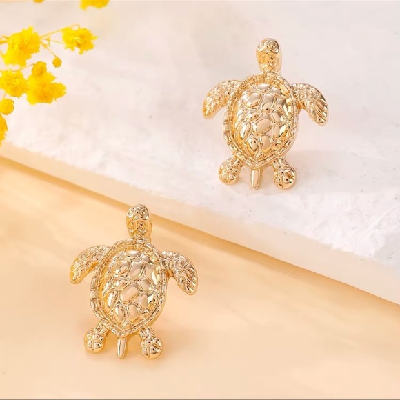 Sea Turtle Gold Stud Earrings - Picture 9 of 16